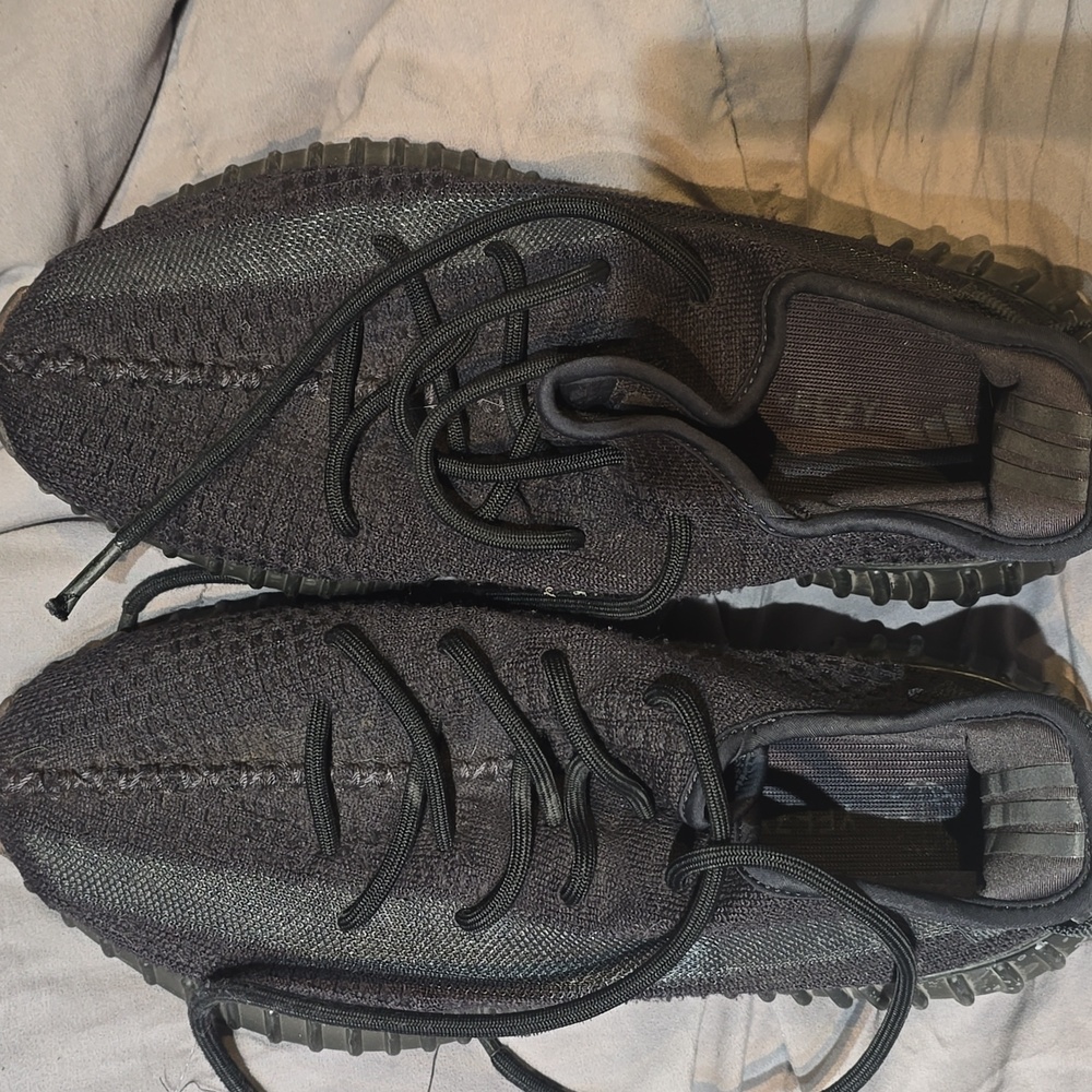 Yeezy Boost 350 V2 Triple Black Sneakers